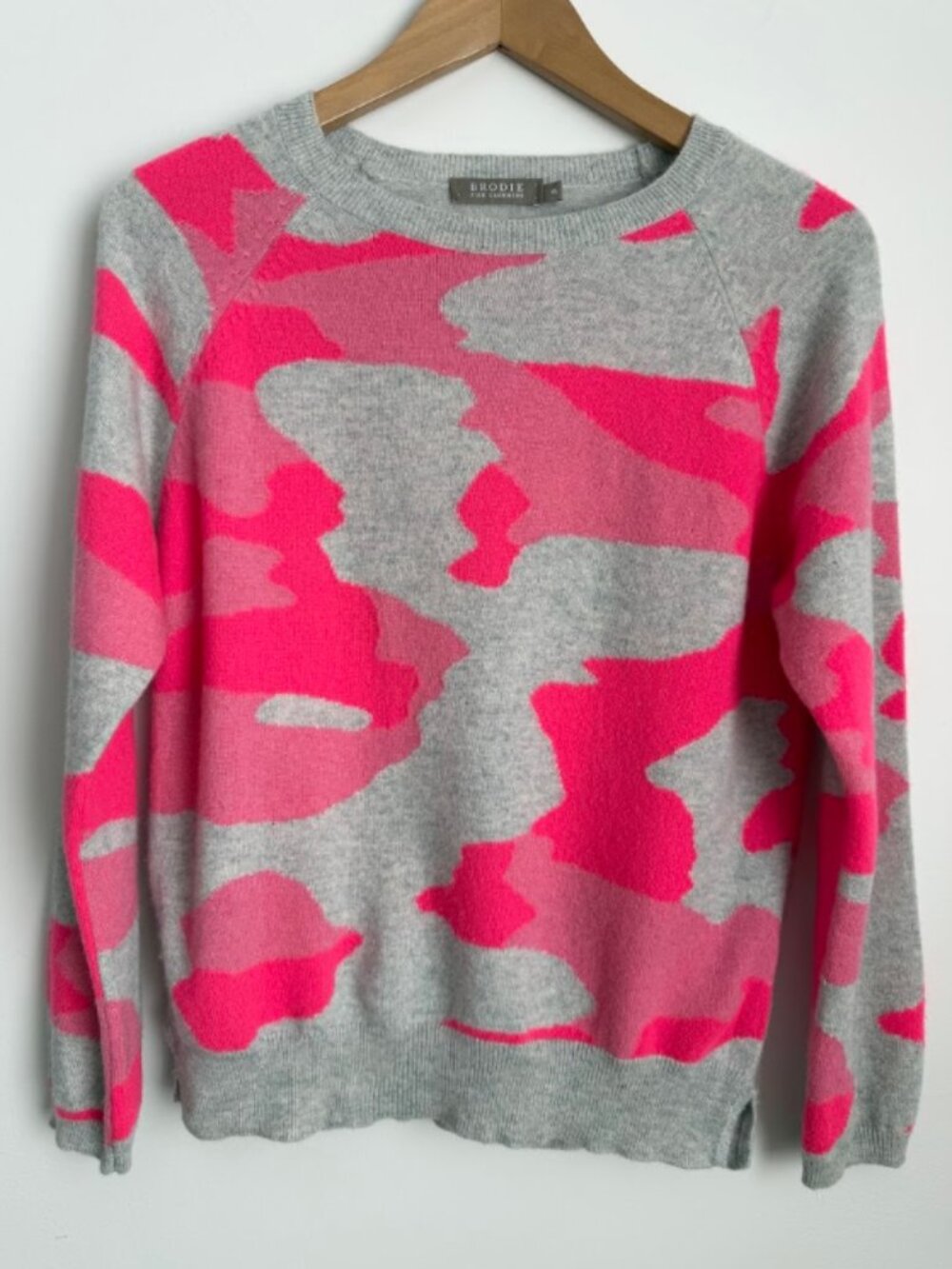 Brodie Cashmere Neon Camo Print Crewneck Sweater Pink Grey Size (S)
